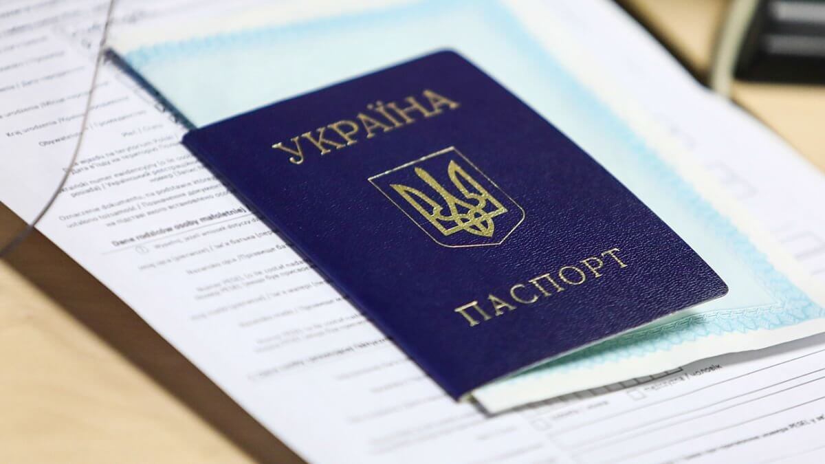 Чоловіки з 18 до 60 років зможуть отримати паспорти лише в Україні: рішення уряду