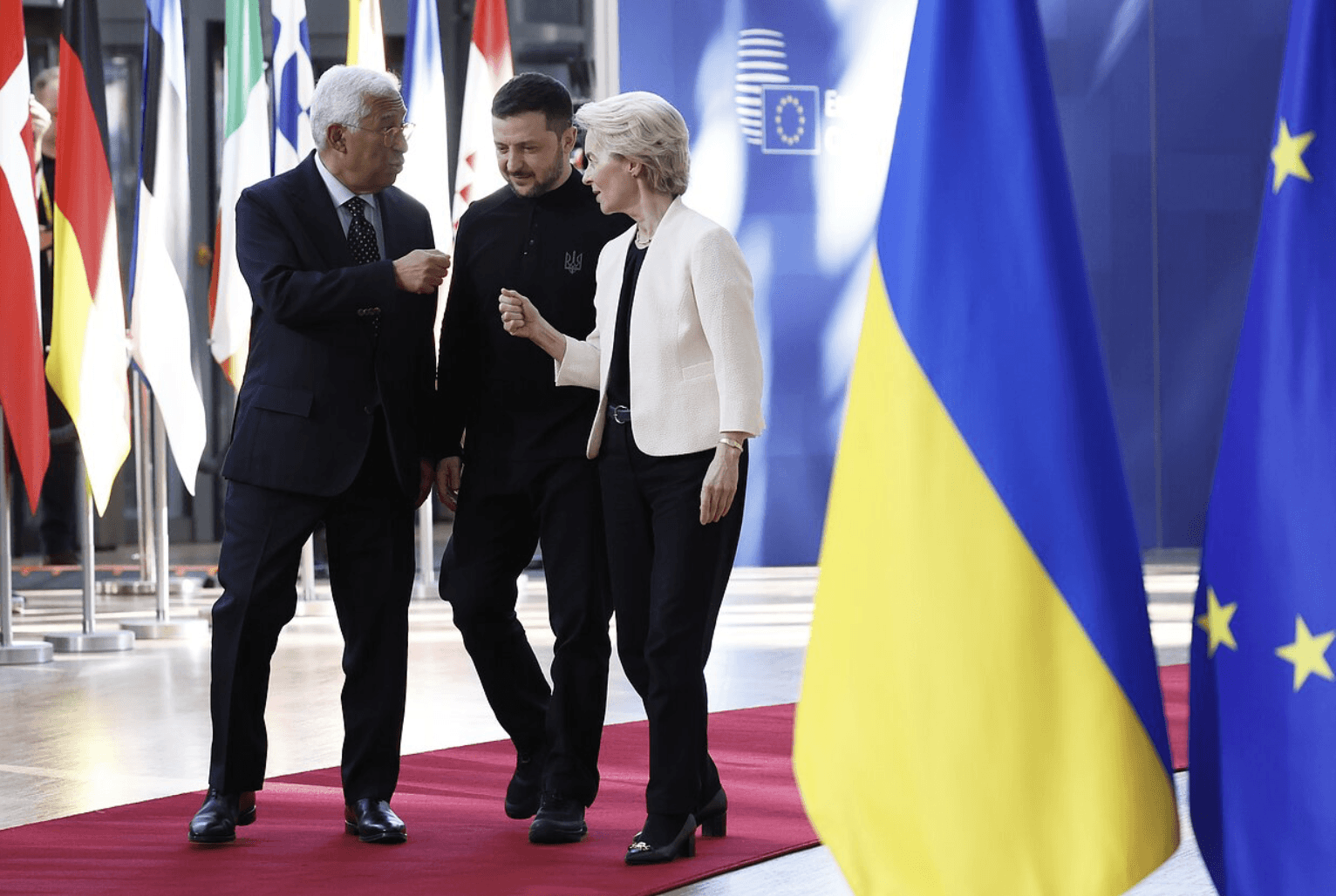 Евросоюз подло выкручивает руки Украине репарационным кредитом!